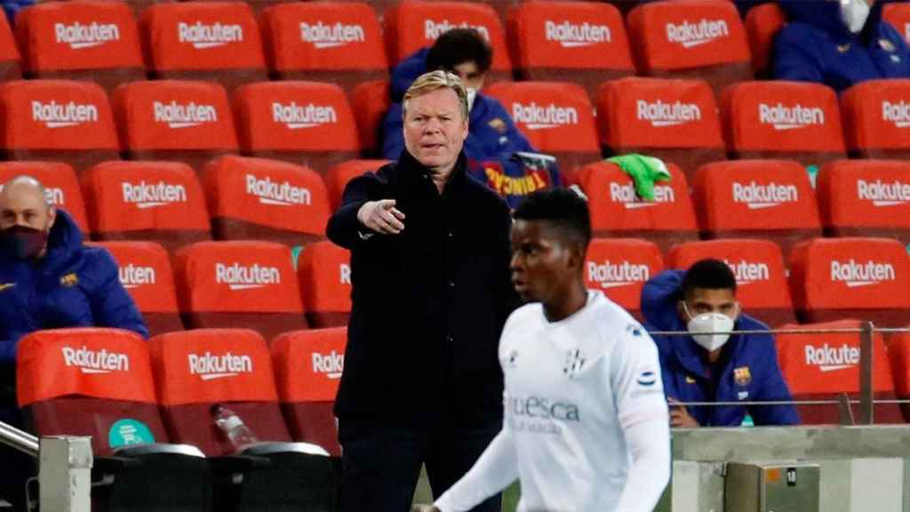 Ronald Koeman protesta en una acción del Barça-Huesca / EFE