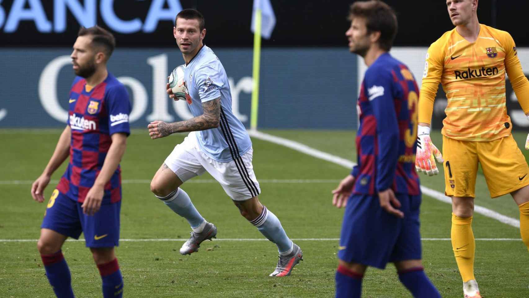 Los jugadores del Barça, lamentando un gol del Celta | EFE