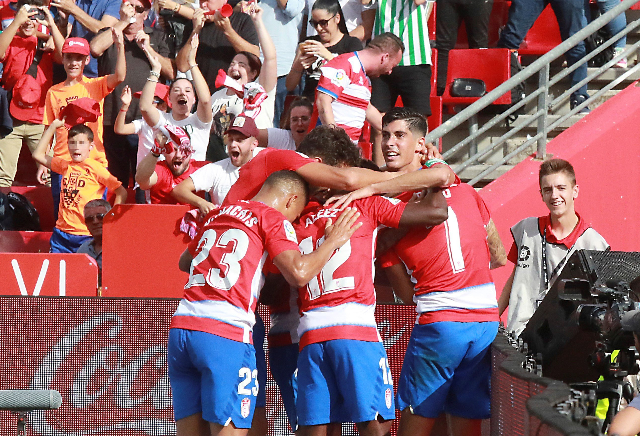 Los jugadores del Granada celebrando el gol de Vadillo contra el Real Betis / EFE