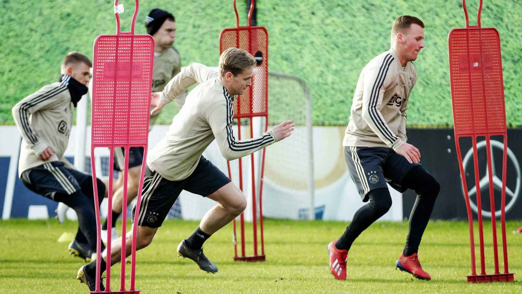 De Jong entrenando con el Ajax antes del partido contra el Real Madrid / EFE