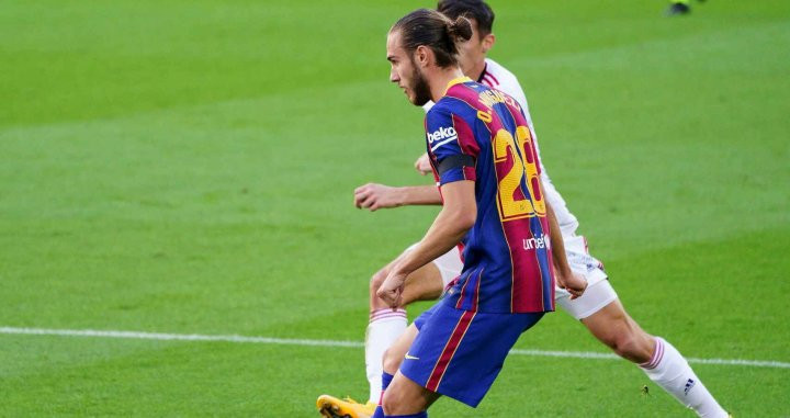 Óscar Mingueza, en una acción ante el Osasuna | FCB