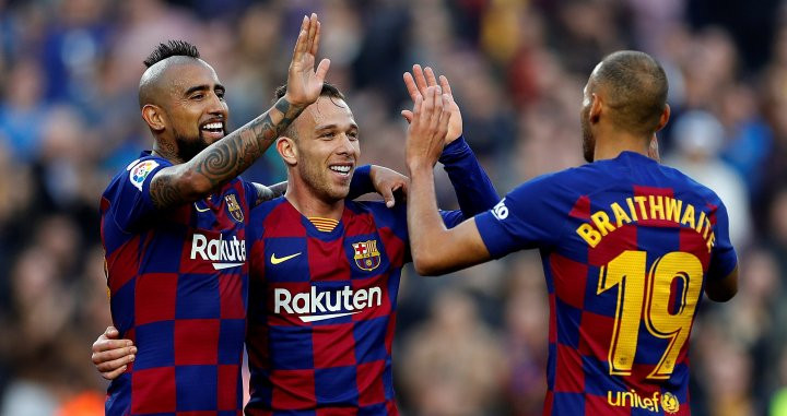 Celebración del gol de Arthur con Arturo Vidal y Braithwaite / EFE