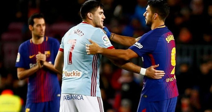 Luis Suárez y Maxi Gómez se saludan en un Barça-Celta / EFE