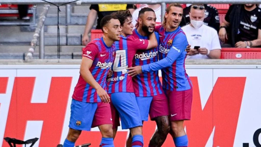 Los jugadores celebran el gol de Memphis Depay / EFE