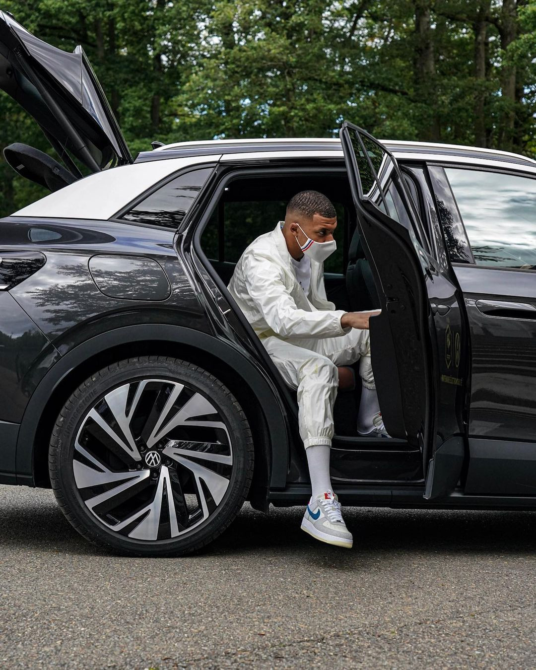 Mbappé saliendo de un coche / REDES