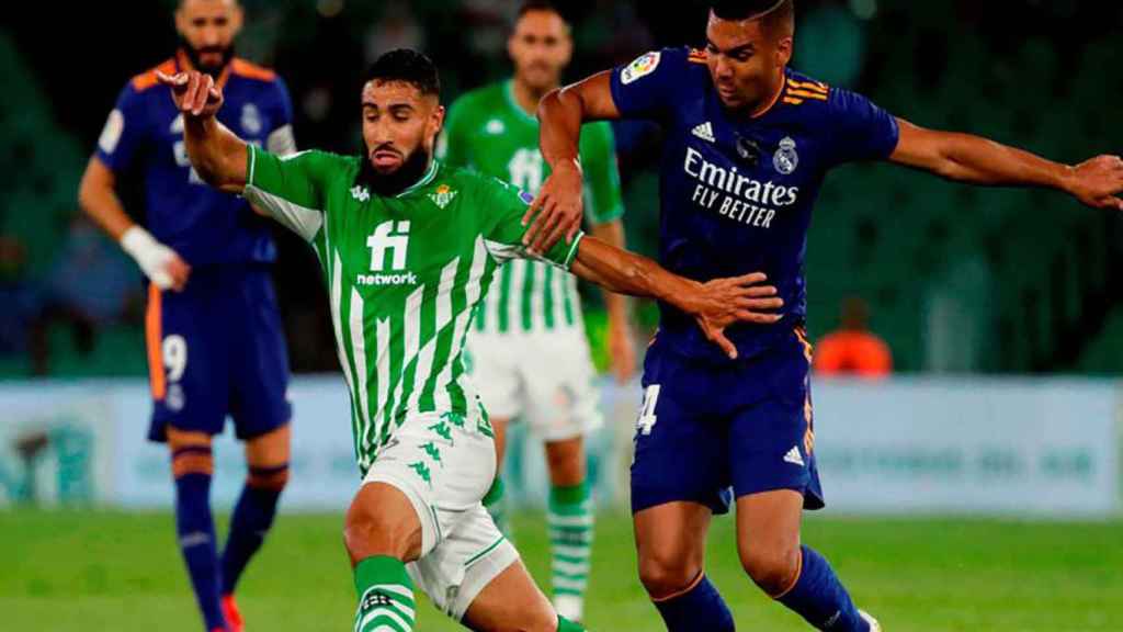 Fekir y Casemiro, pugnando por un balón en un Betis Real Madrid / EFE