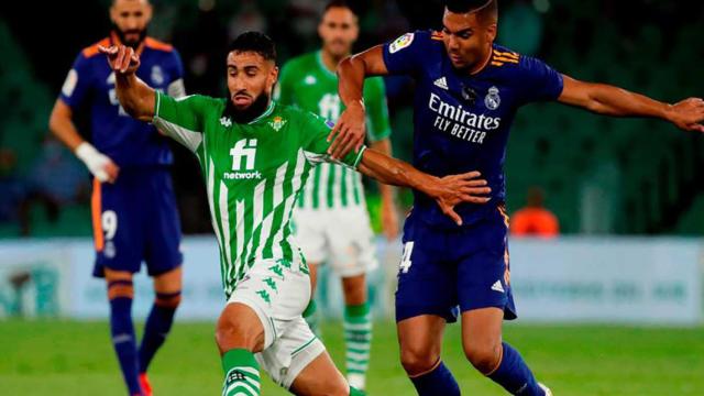 Fekir y Casemiro, pugnando por un balón en un Betis Real Madrid / EFE