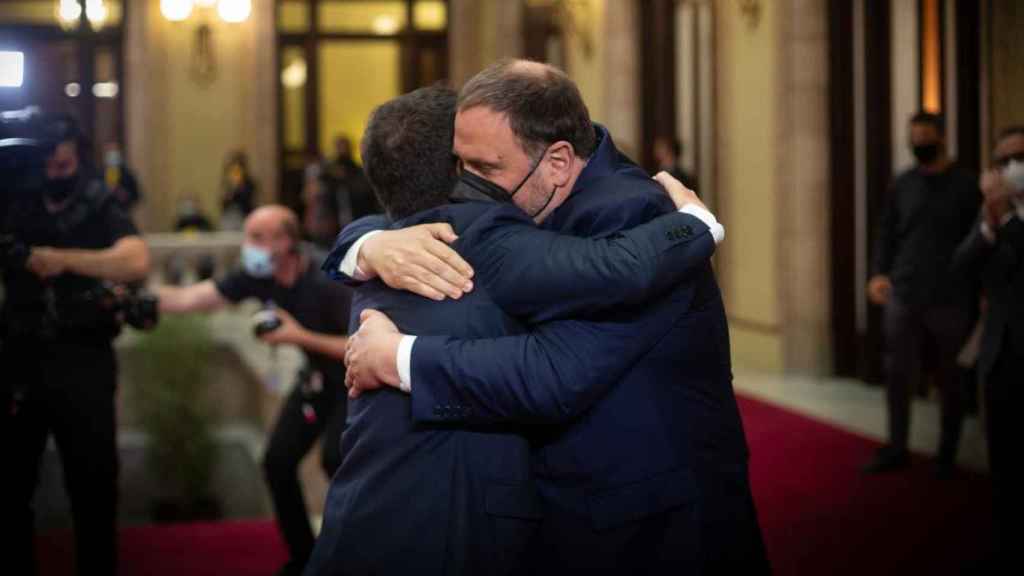 El presidente de la Generalitat, Pere Aragonès, recibe un abrazo del líder de su partido encarcelado, Oriol Junqueras / EFE