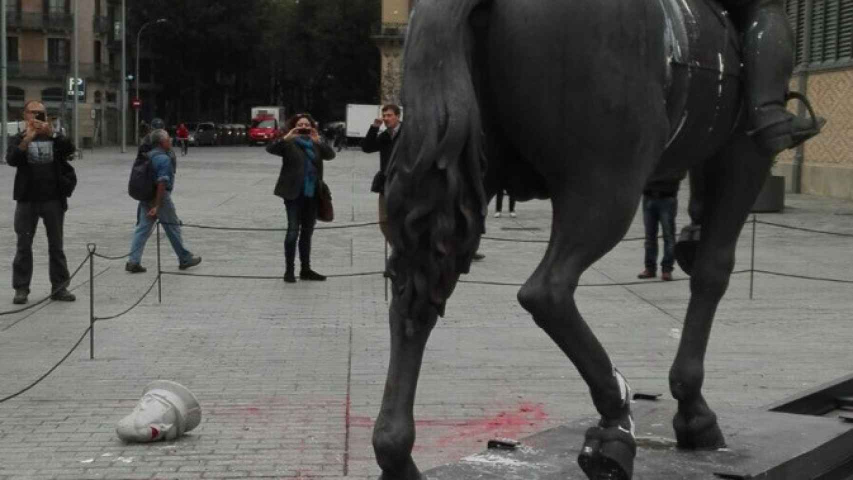 Una imitación de la cabeza de la estatua de Franco por los suelos y con los labios pintados el jueves por la tarde / CG