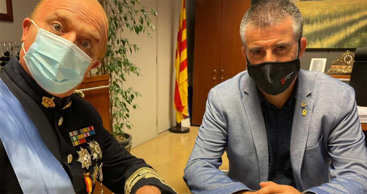 Toni Albà, junto al alcalde Jordi Viñas (ERC) en el Ayuntamiento de Salt / @ViladeSalt (TWITTER)