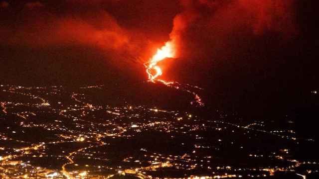 El volcán de Cumbre Vieja, en La Palma, en erupción / EFE