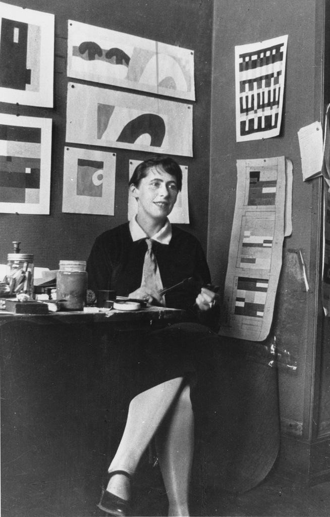 Sophie Taeuber-Arp en su taller de l’Aubette, en 1927 / COLLECTION FONDATION ARP, CLAMART