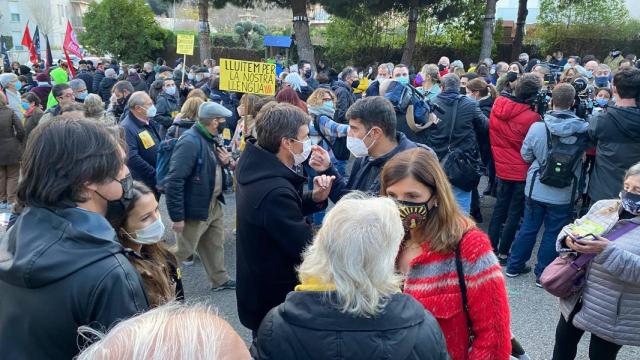 Diputados de JxCat en la manifestación no comunicada contra el 25% de clases en castellano en una escuela de Canet / @JuntsxCatParl (TWITTER)
