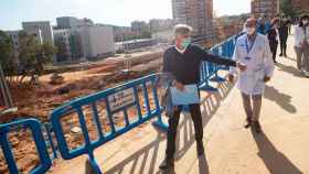 Josep Maria Argimon, consejero catalán de Salud, en el Hospital Vall d'Hebron ayer / EFE