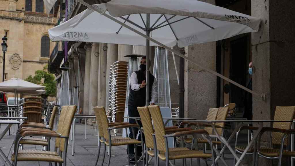 Un trabajador de la hostelería y los restaurantes, uno de los sectores más afectados en el empleo por la crisis / EP