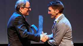 El virólogo Oriol Mitjà (d), recibiendo un premio del expresidente catalán Quim Torra / CG