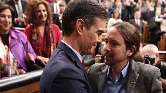 El secretario general de Podemos, Pablo Iglesias, felicita al presidente del Gobierno del Estado, Pedro Sánchez./ EP