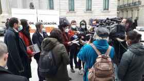 Acto de Asamblea por una Escuela Bilingüe, Impulso Ciudadano, Societat Civil Catalana y S’ha Acabat! en favor del castellano ante la sede del Congreso de los Diputados