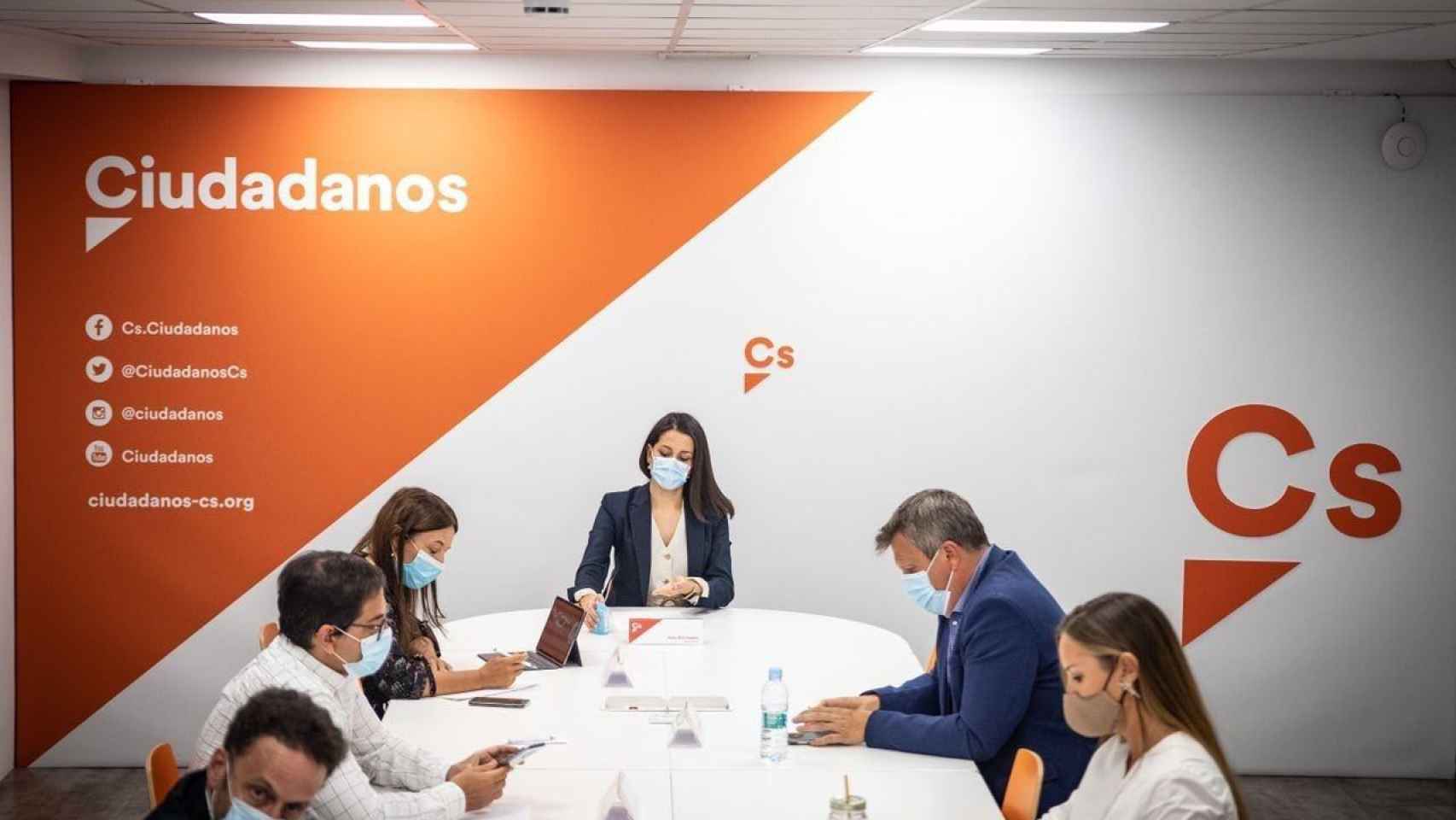 La presidenta de Ciudadanos, Inés Arrimadas, con el Comité Permanente del partido / EP