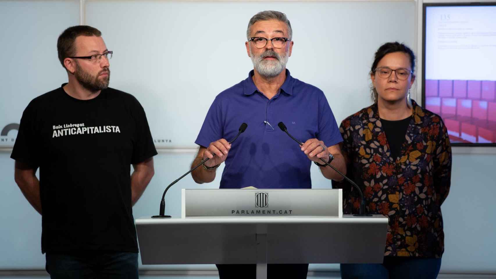 El portavoz de la CUP, Carles Riera (centro), el diputado de la CUP, Vidal Aragonés (izq.), y la diputada de la CUP, Natàlia Sànchez (der.) / EP