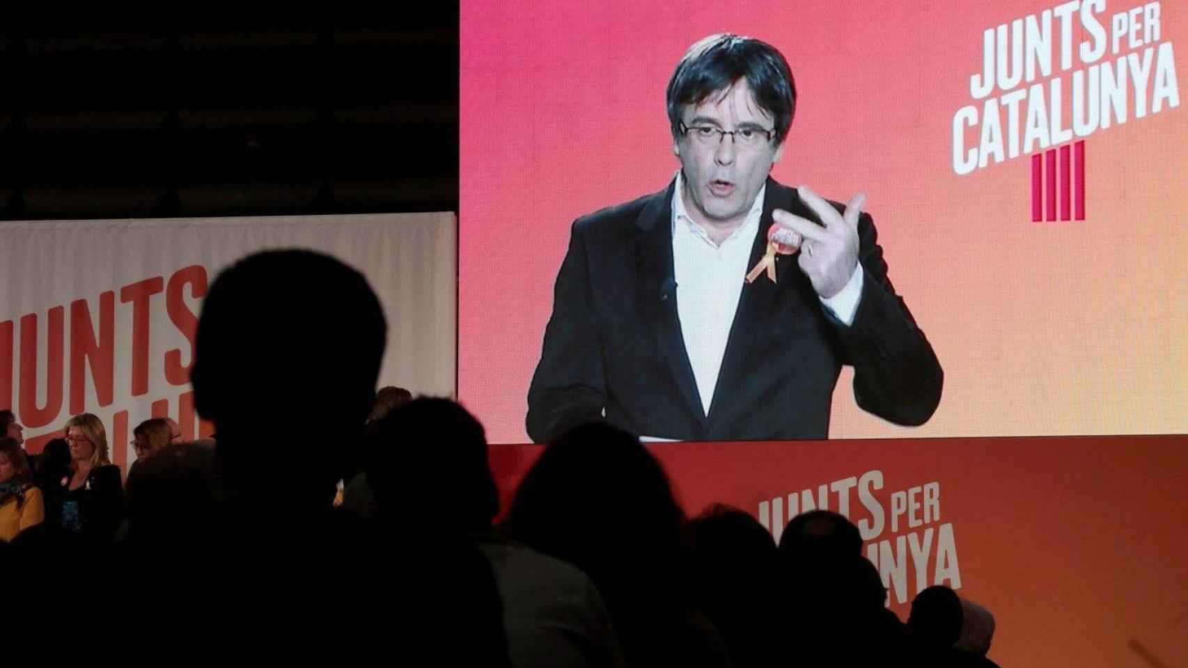 El expresidente Carles Puigdemont participa de forma telemática en un acto de Junts per Catalunya / EFE