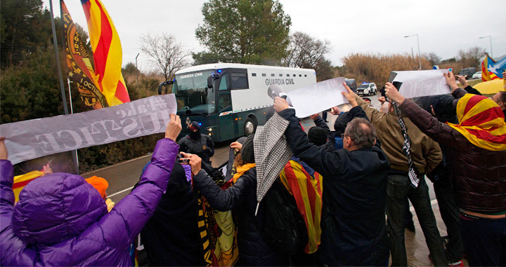 Imagen del traslado de los presos del 'procés' a Brians II, primero, y hacia Soto del Real y Alcalá-Meco, después / EFE