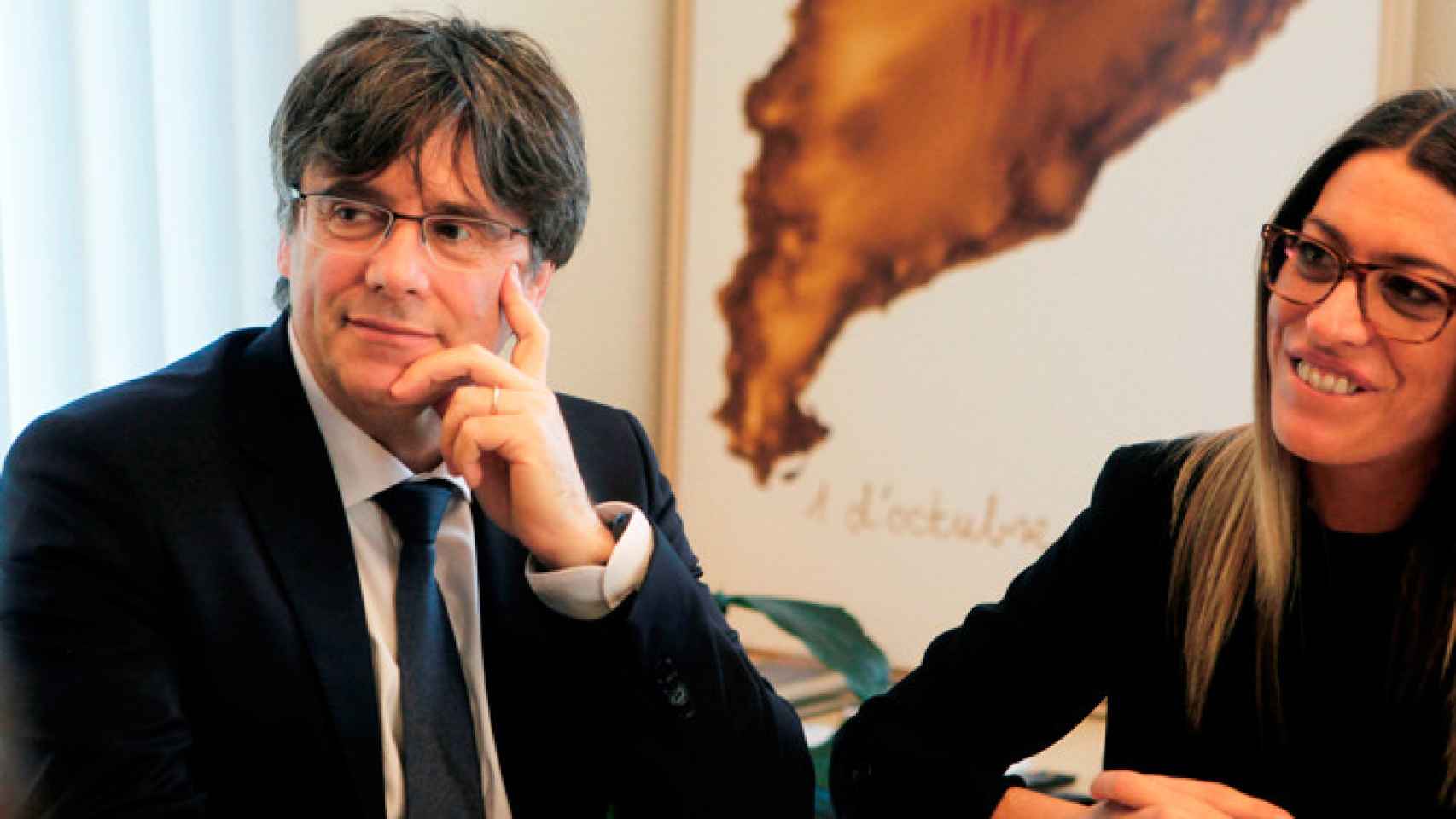 El expresidente catalán huido de la justicia, Carles Puigdemont, en una reunión en su chalé de Waterloo / EFE