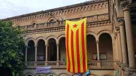 Una 'estelada' en el claustro de la Universitat de Barcelona (UB)