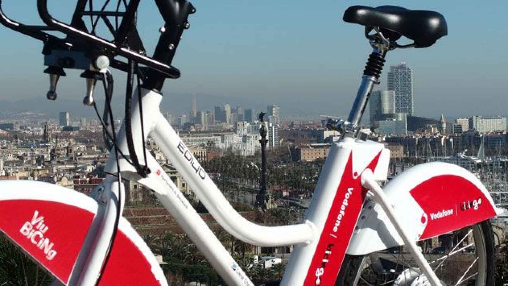 Uno de los vehículos del Bicing de Barcelona, con la ciudad de fondo / BICING