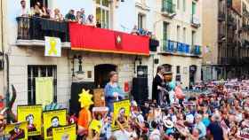 Carteles independentistas y pro presos en el público y la fachada del distrito durante el pregón de las fiestas de Gràcia / CG