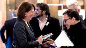 La presidenta de la ANC, Elisenda Paluzie (i), departe con el abogado de Carles Puigdemont, Jaume Alonso Cuevillas (d), ante varios miembros de ERC en el Parlament / EFE