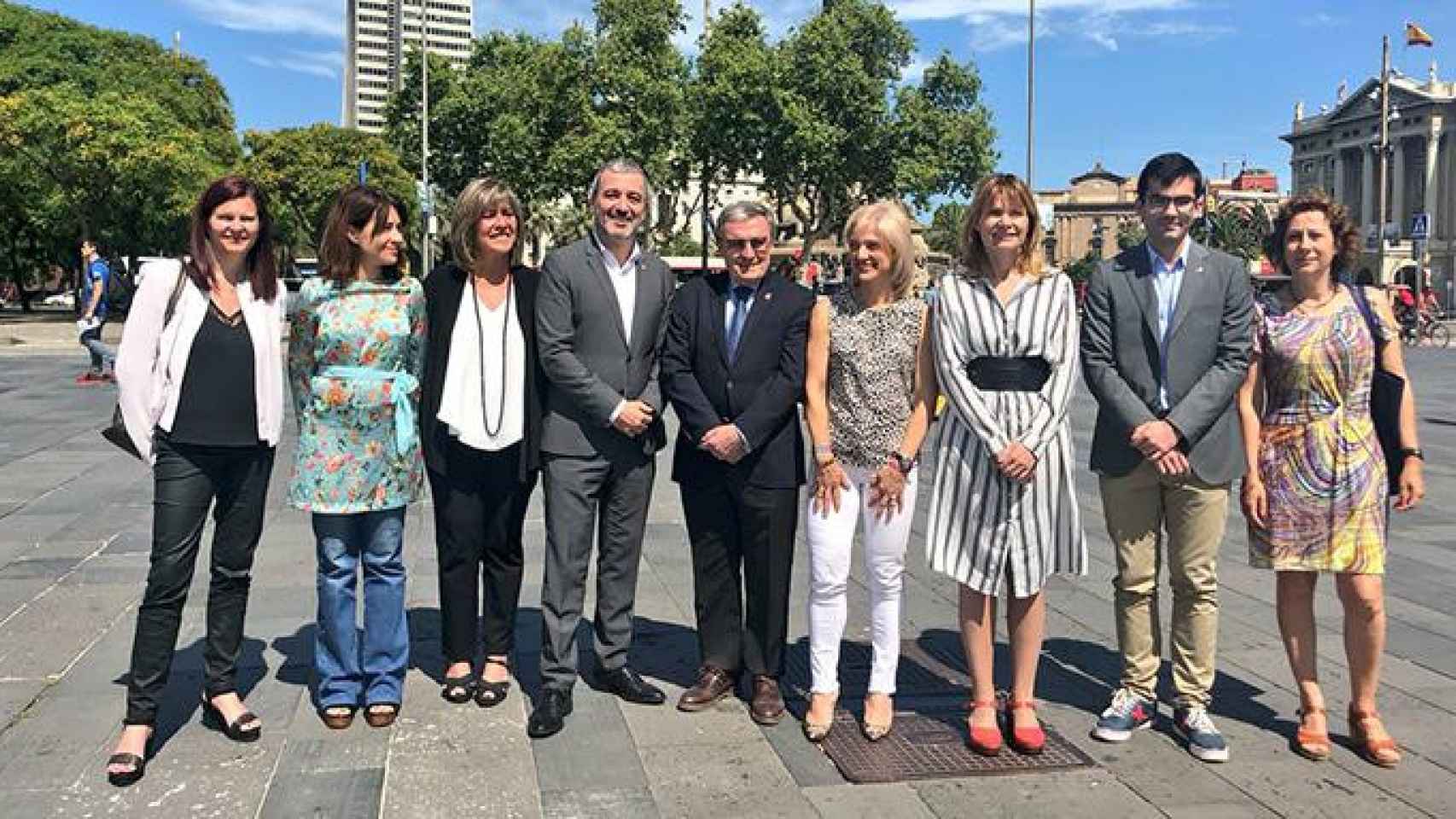 Nuria Marín (tercera por la izquierda) junto a Jaume Collboni y Àngel Ros, en el acto de alcaldes del PSC celebrado en el Puerto de Barcelona, donde han anunciado su voluntad de acoger a refugiados / CG