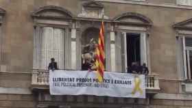 Una foto de la pancarta colocada este sábado en la fachada de la Generalitat / Twitter