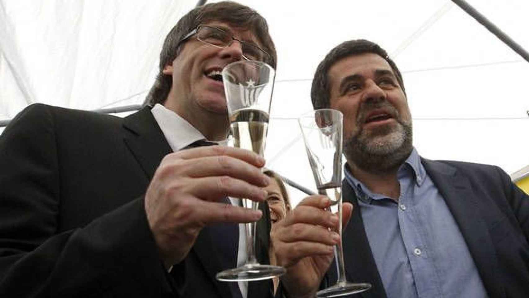 El presidente de la ANC, Jordi Sànchez (d) y el 'president' de la Generalitat, Carles Puigdemont / EFE