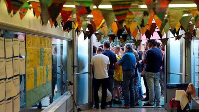 Reunión de padres de alumnos en la Escola Diputació de Barcelona, uno de los centros donde se han organizado actividades durante todo el fin de semana para garantizar que se celebra el referéndum / EFE