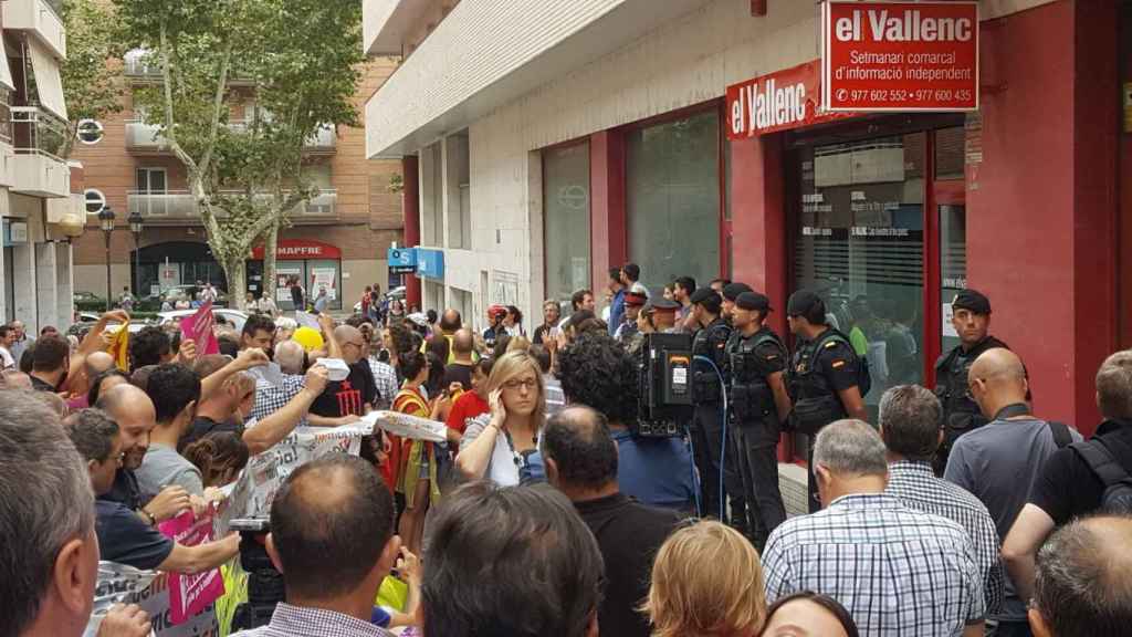 Manifestación en las puertas de El Vallenc, el semanario de Tarragona / CG