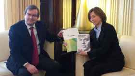 Mario Romeo, presidente de Tercera Vía, con la presidenta del Parlament, Carme Forcadell.