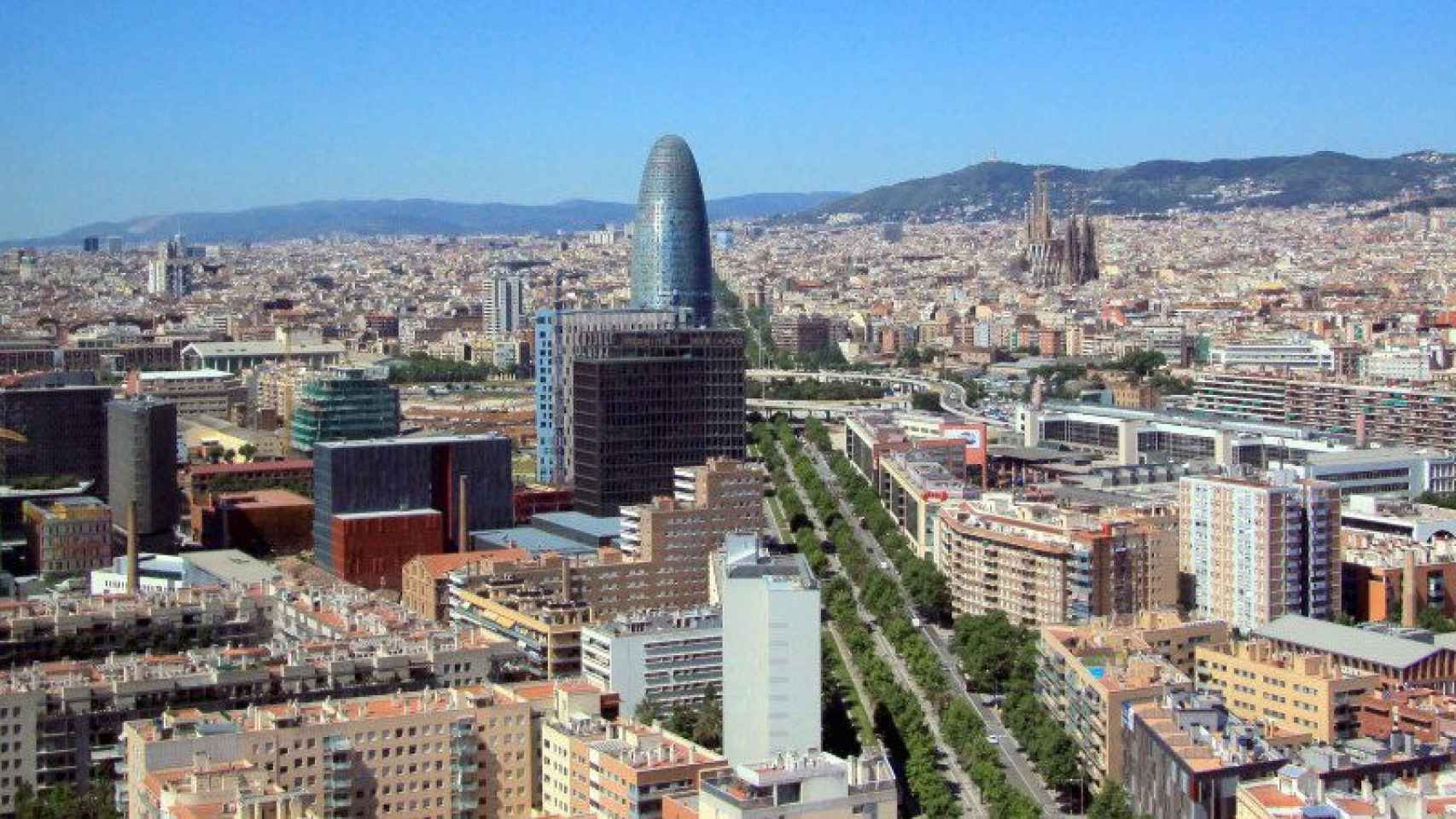 Vista de Barcelona, con la Torre Agbar en el centro.