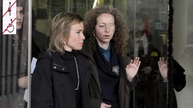 Ester Quintana (D) y su abogada, Laia Sierra, en una imagen de archivo.