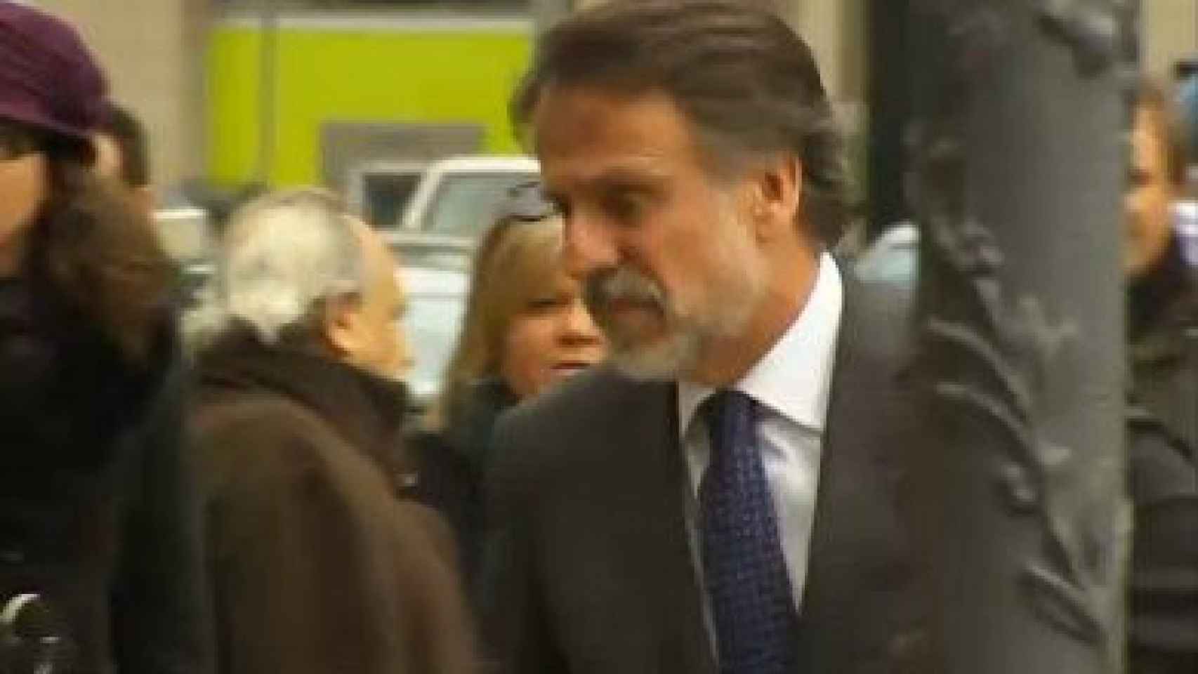 El nuevo presidente del Grupo Planeta, Josep Crehueras, acudiendo al funeral de su predecesor, José Manuel Lara Bosch