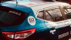 Un coche patrulla de los Mossos exhibiendo el teléfono de emergencias 112 en su carrocería  / EP