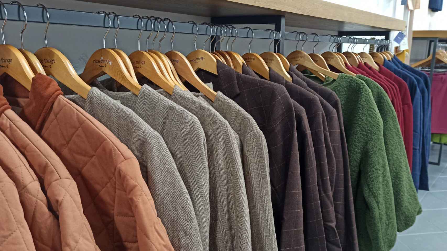 Prendas de ropa de la marca barcelonesa Nice Things expuestas en su tienda 'outlet' de la Ciudad Condal / HUGO SÁNCHEZ - CG