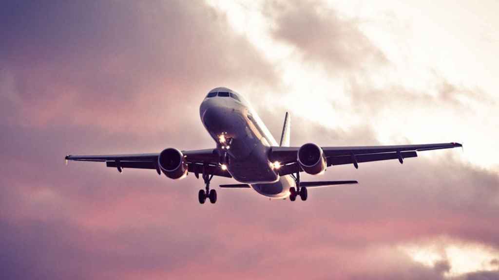 Fotografía de archivo de un avión en pleno vuelo / EUROPA PRESS