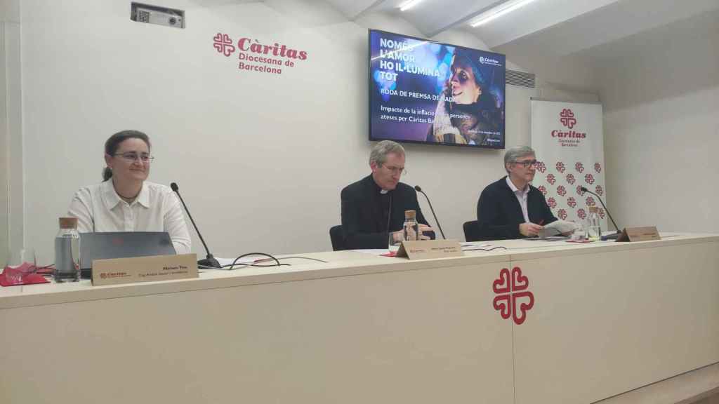 La jefa de análisis social e incidencia de Càritas Barcelona, Miriam Feu, el obispo auxiliar de la archidiócesis de Barcelona, Javier Vilanova, y el director de la entidad, Salvador Busquets, han confirmado este miércoles que La inflación obliga a muchas personas a dejar de comer para pagar la habitación / EP