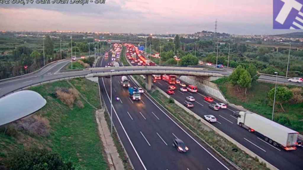 Colas en las principales carreteras catalanas, entre ellas la ronda litoral que presenta más de 10 kilómetros / TRÀNSIT