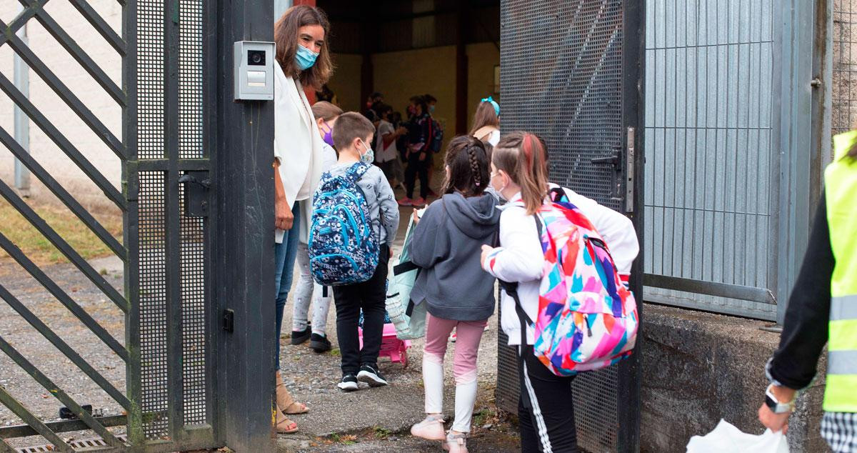 Un grupo de niños entrando a un centro escolar, que finalizan las clases este miércoles / EP