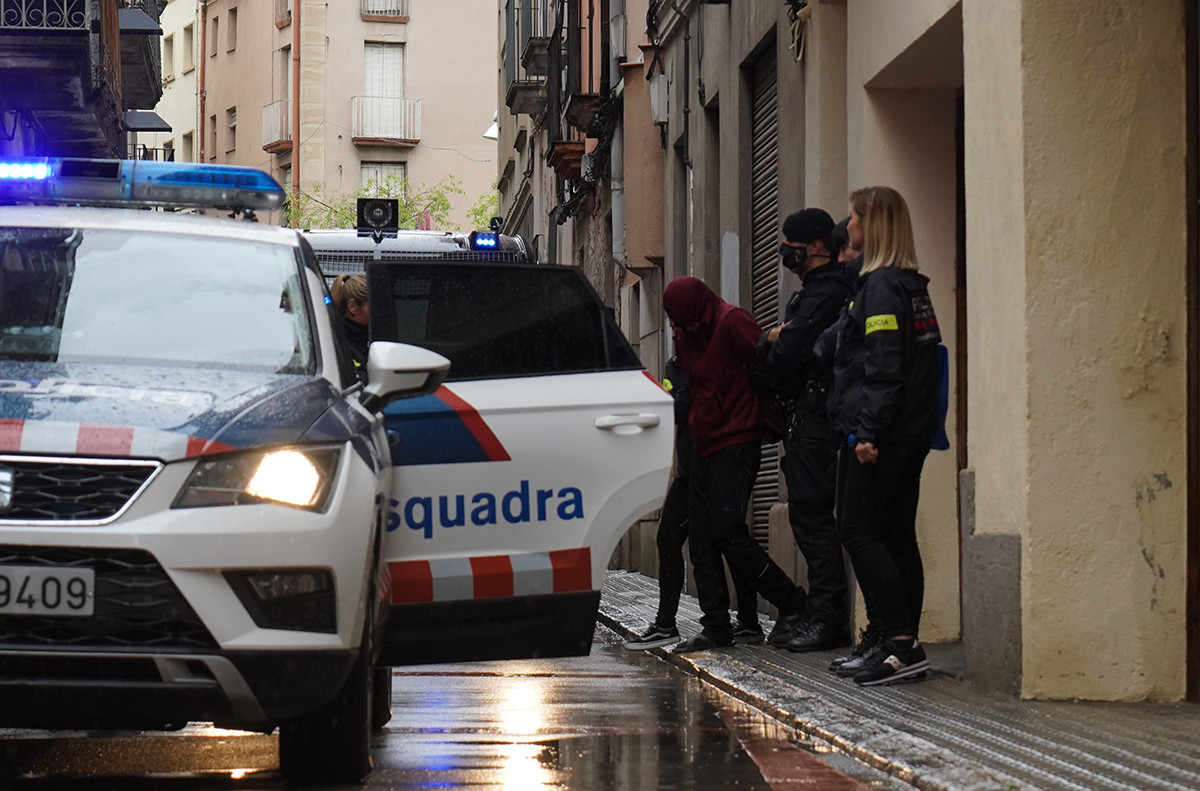 Registro de los Mossos de Esquadra en el domicilio del presunto violador de Igualada / LENA PRIETO