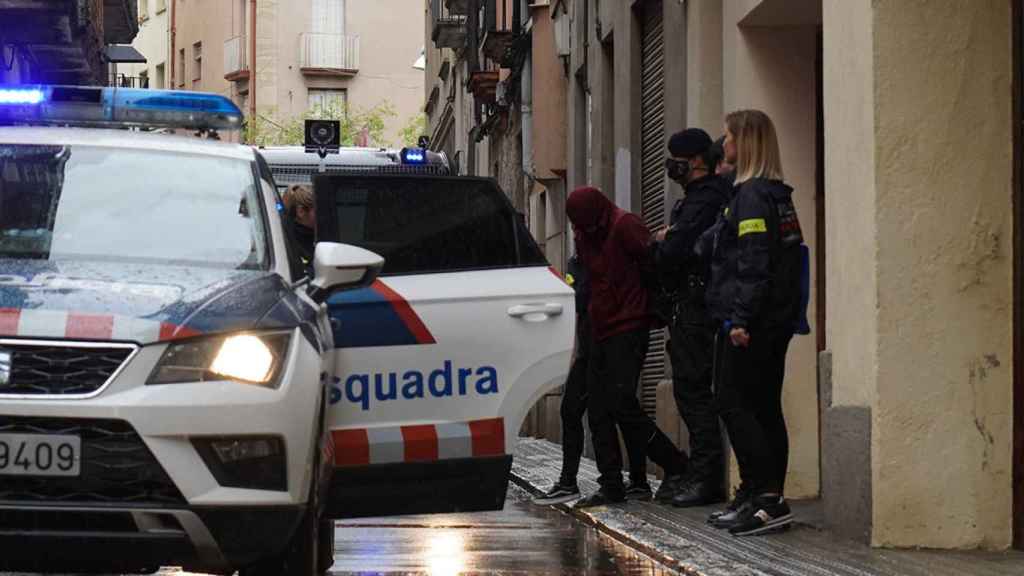 Registro de los Mossos de Esquadra en el domicilio del presunto violador de Igualada / LENA PRIETO