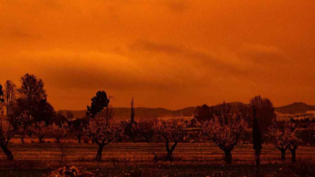 Imagen de contaminación por calima, como en Barcelona, por el polvo en suspensión procedente de África, en el sur de la península / Javier Carrión - Europa Press