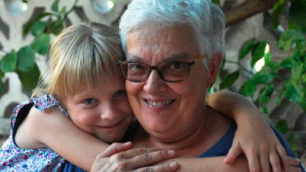 Una niña originaria de Ucrania con su madre de acogida / CEDIDA